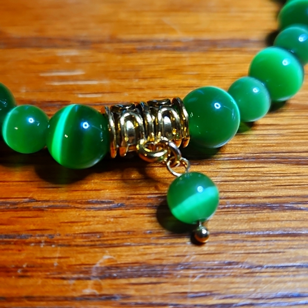 NWT Luminous Green Cat Eye w/gold Accent Bead Charm Stretch Bracelet - Picture 3 of 3